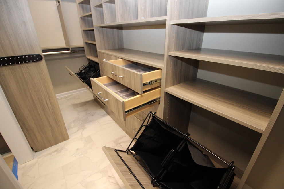 Home design - mid-sized transitional home design idea
