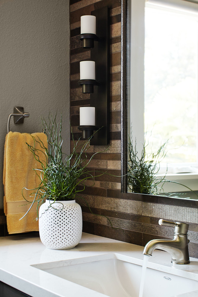 Example of a mid-sized transitional home design design