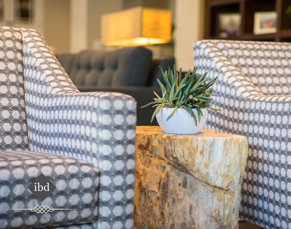 Home design - mid-sized transitional home design idea in Phoenix