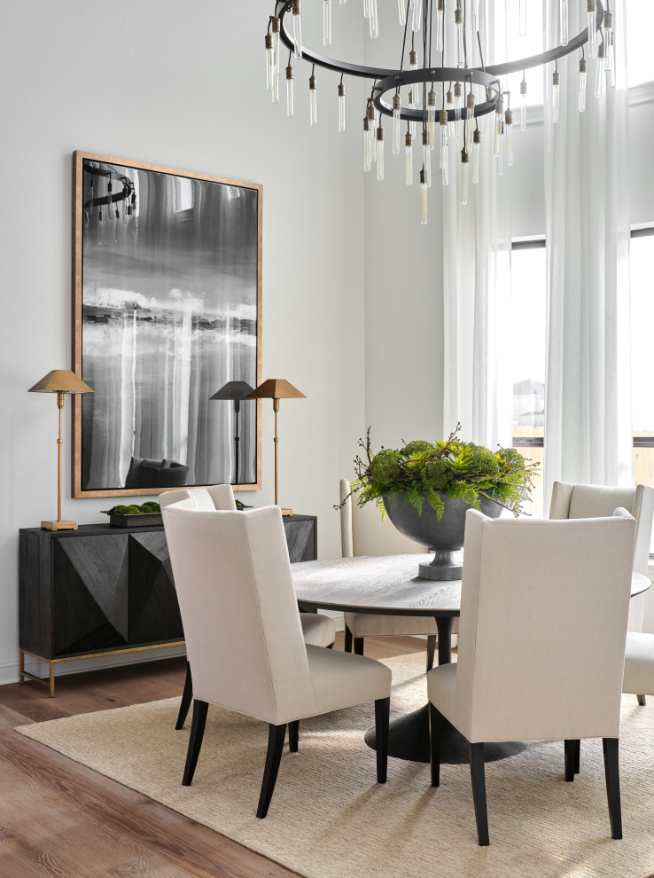 На фото: гостиная-столовая среднего размера в стиле неоклассика (современная классика) с белыми стенами, светлым паркетным полом и серым полом с