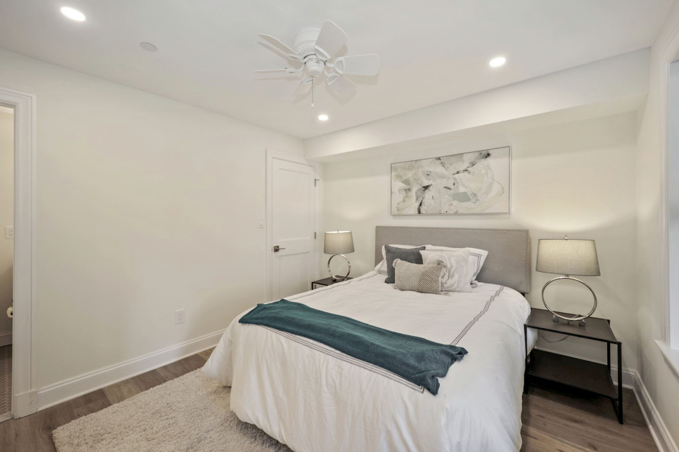 Immagine di una camera degli ospiti minimal con parquet chiaro e pavimento marrone