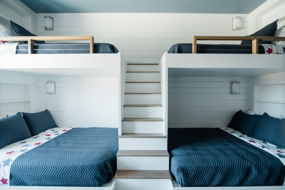 Diseño de habitación de invitados contemporánea grande con paredes azules, suelo de madera clara, suelo beige y machihembrado