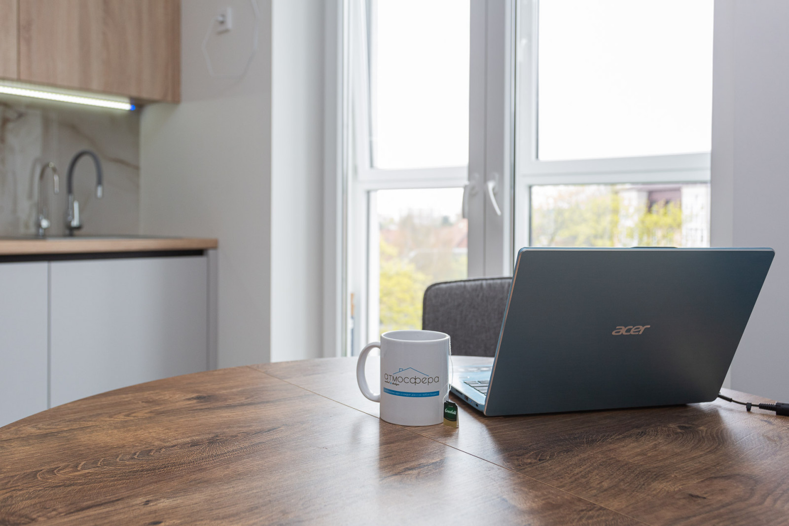 Серая комбинированная кухня в современном стиле