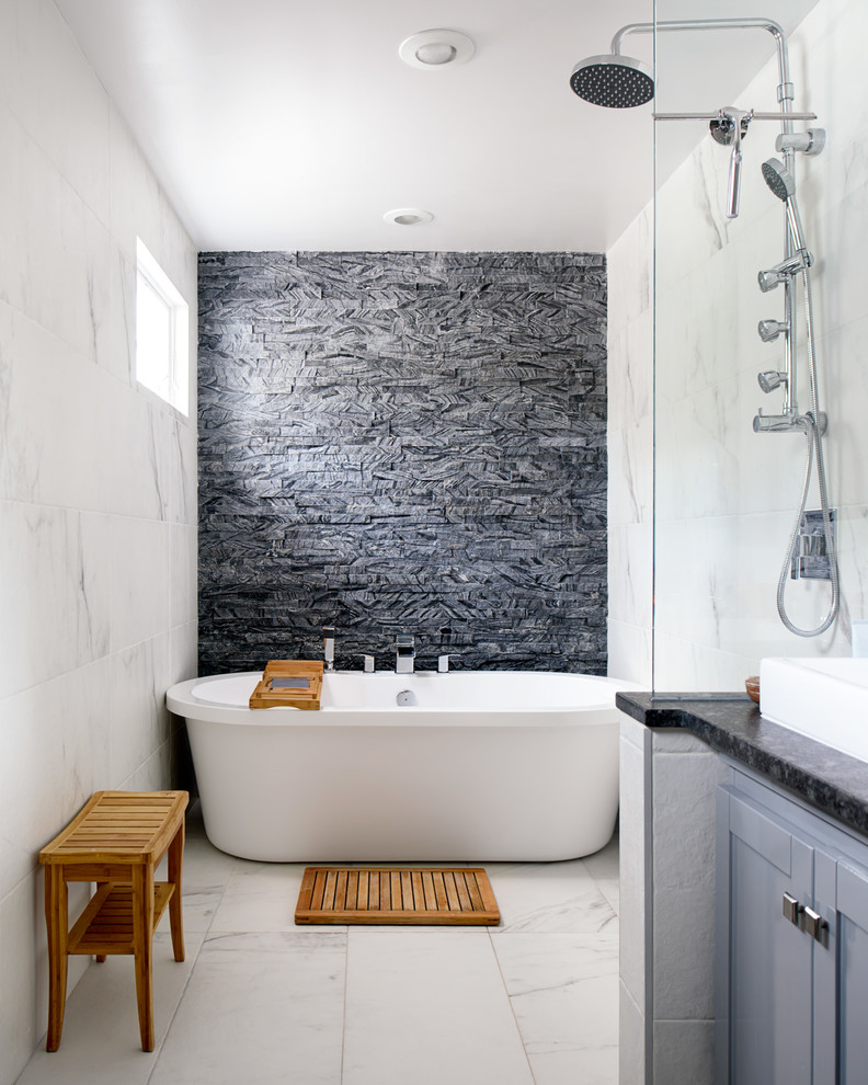 Exempel på ett klassiskt en-suite badrum, med skåp i shakerstil, grå skåp, ett fristående badkar, våtrum, grå kakel, vit kakel, marmorkakel, vita väggar, marmorgolv, ett fristående handfat, vitt golv och med dusch som är öppen