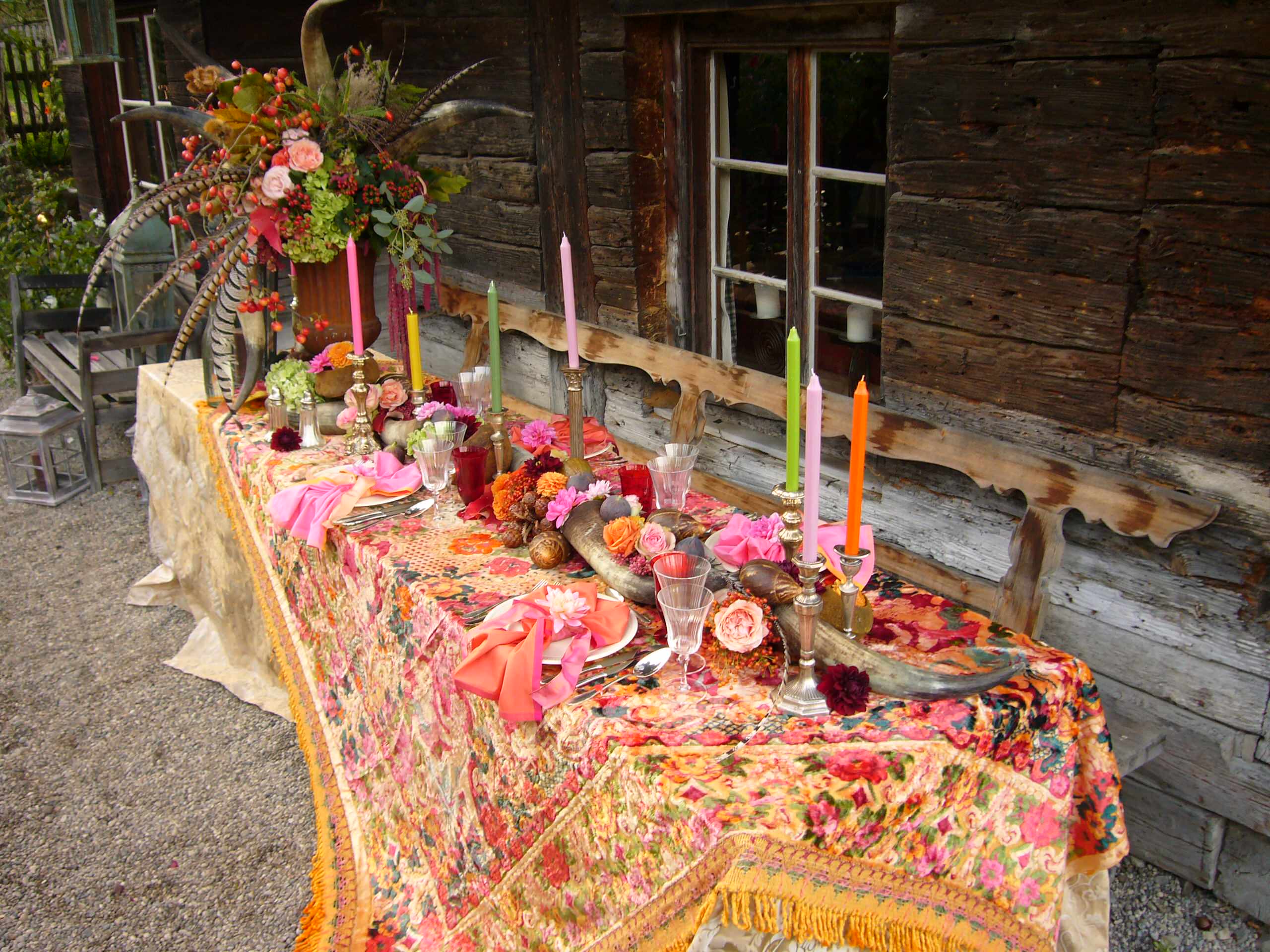 Herbstlich gedeckter Tisch auf dem Lande
