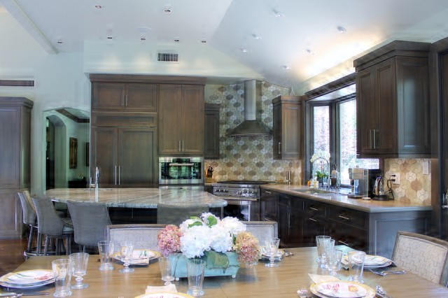 Transitional kitchen and dining area klassisch-modern-kueche