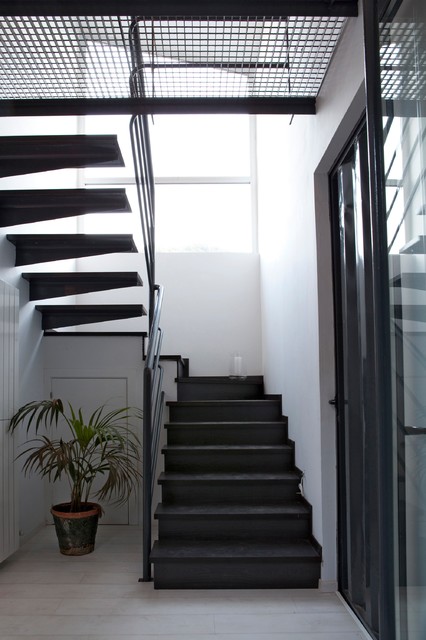 TIEMBLO HOUSE transitional-staircase