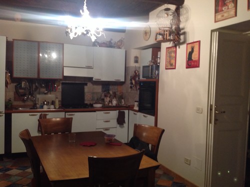 Consiglio per arredare zona cucina soggiorno con pavimento colorato e Pavimenti per cucina e soggiorno