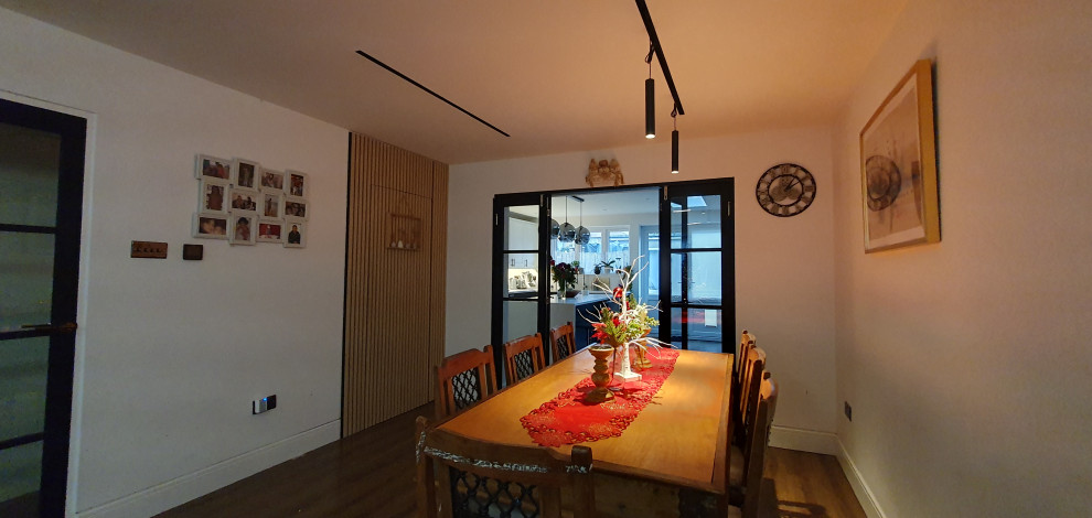 Exemple d'une grande salle à manger ouverte sur le salon tendance en bois avec un mur blanc, sol en stratifié et aucune cheminée.