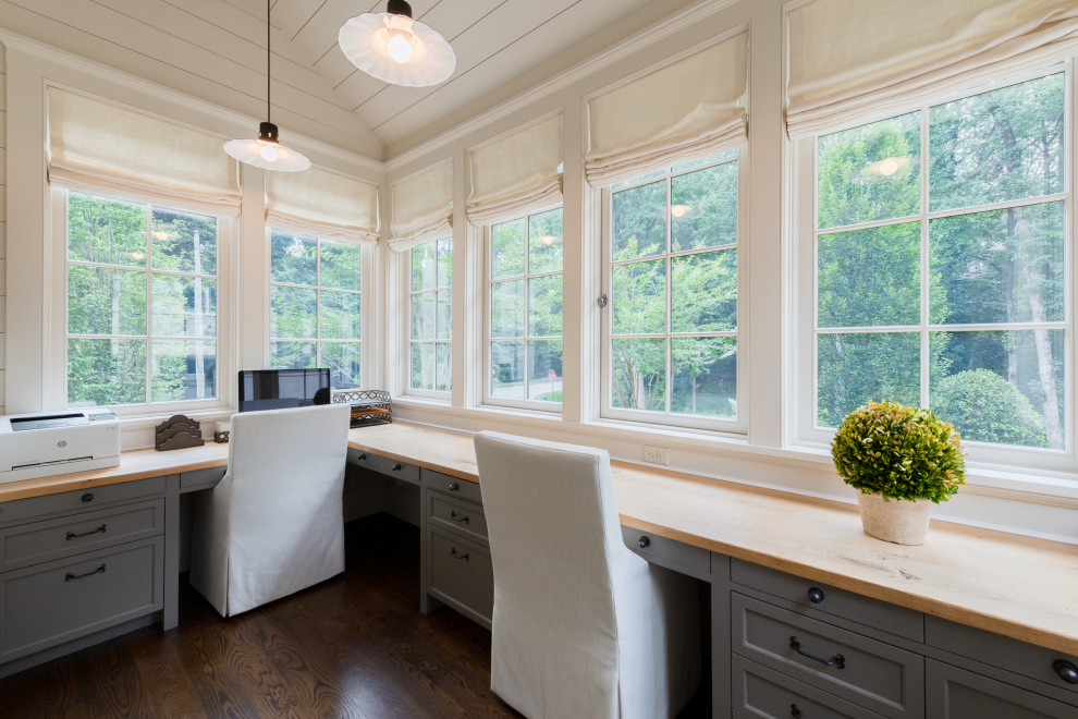 Kleines Klassisches Arbeitszimmer mit weißer Wandfarbe, dunklem Holzboden, Einbau-Schreibtisch, braunem Boden, Holzdielendecke und Holzdielenwänden in Atlanta