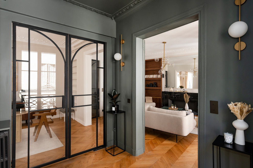 Example of a trendy entryway design in Bordeaux