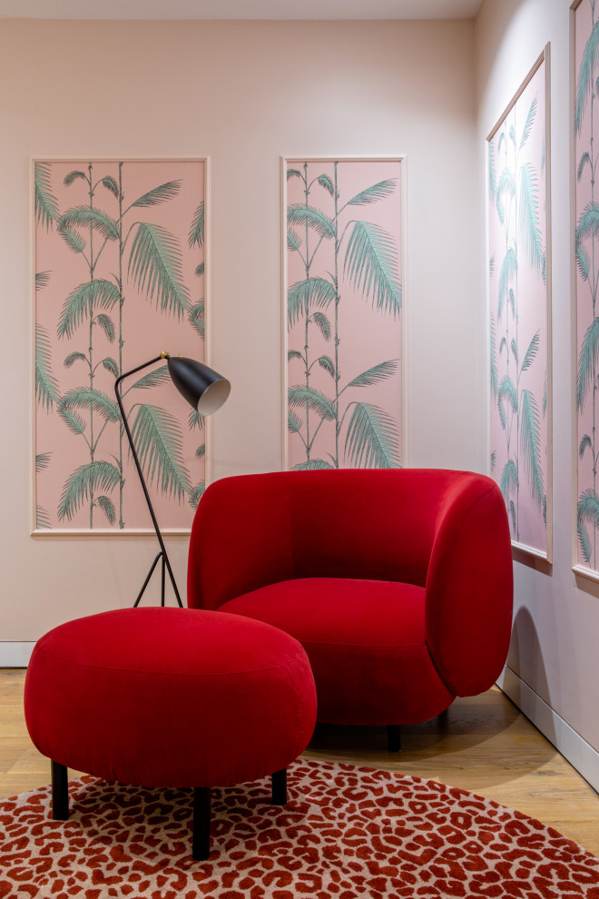 ロンドンにある中くらいなコンテンポラリースタイルのおしゃれな書斎 (ピンクの壁、淡色無垢フローリング、自立型机、壁紙) の写真
