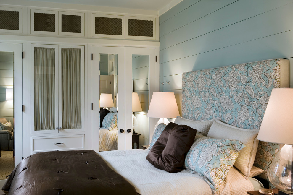 Maritimes Schlafzimmer mit blauer Wandfarbe in Atlanta