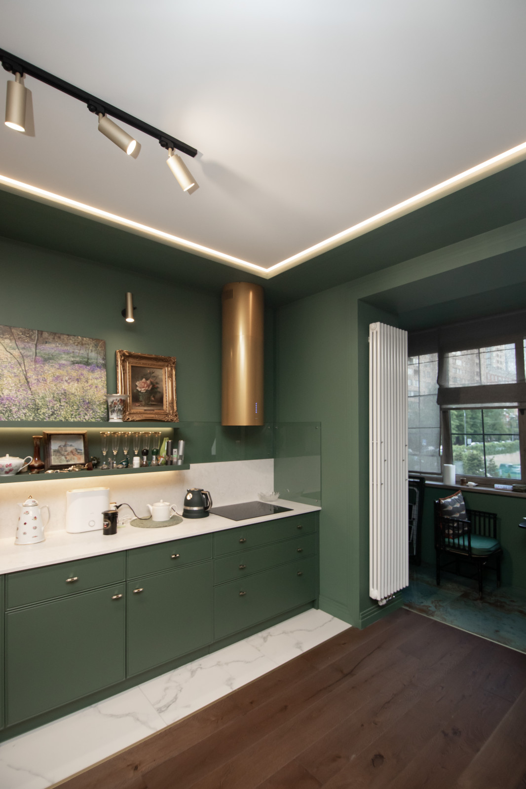 Стильная неоклассическая кухня в темно-изумрудном цвете