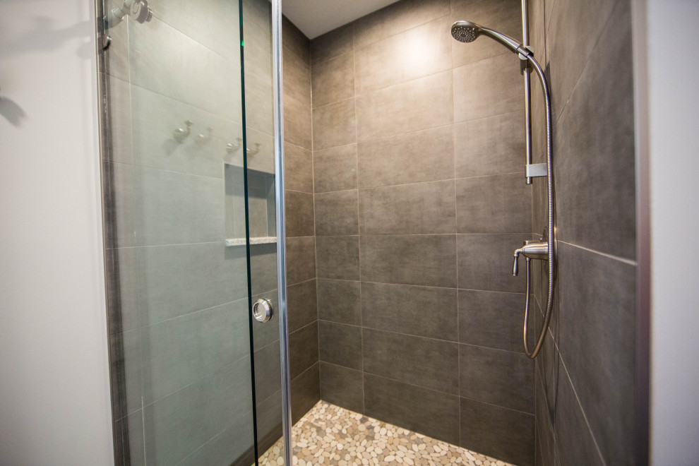 Idéer för mycket stora vintage en-suite badrum, med en dusch i en alkov, grå kakel, porslinskakel, beige väggar, klinkergolv i småsten, granitbänkskiva, brunt golv och dusch med skjutdörr