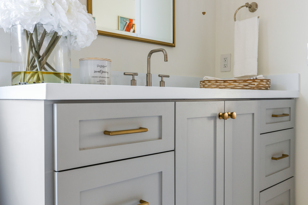 Home design - transitional home design idea in Houston