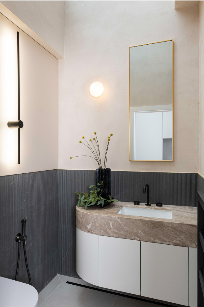 Inspiration för ett litet funkis brun brunt badrum, med släta luckor, vita skåp, en vägghängd toalettstol, grå kakel, keramikplattor, beige väggar, klinkergolv i keramik, ett nedsänkt handfat, marmorbänkskiva och vitt golv