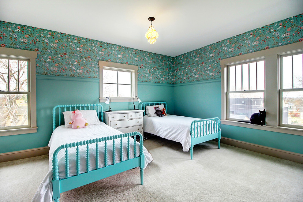 Esempio di una grande cameretta per bambini da 4 a 10 anni american style con pareti blu, moquette, pavimento beige e boiserie