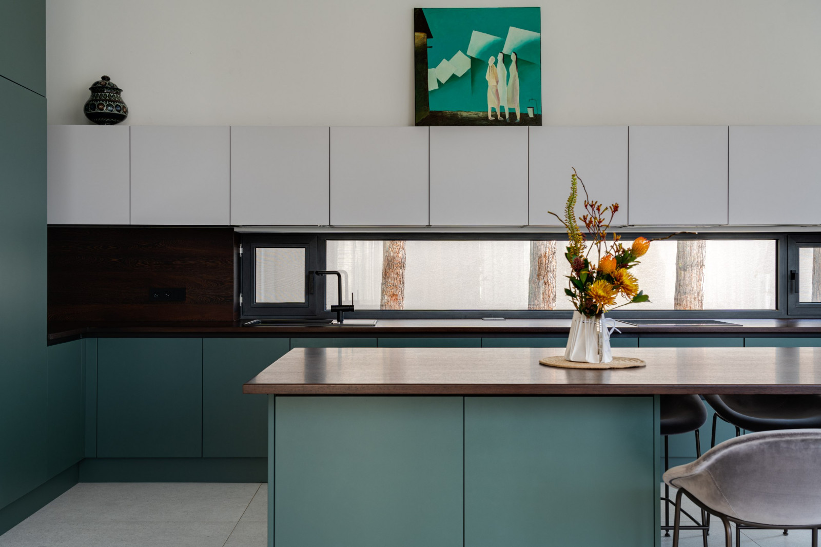 Кухня в современном стиле для загородного дома