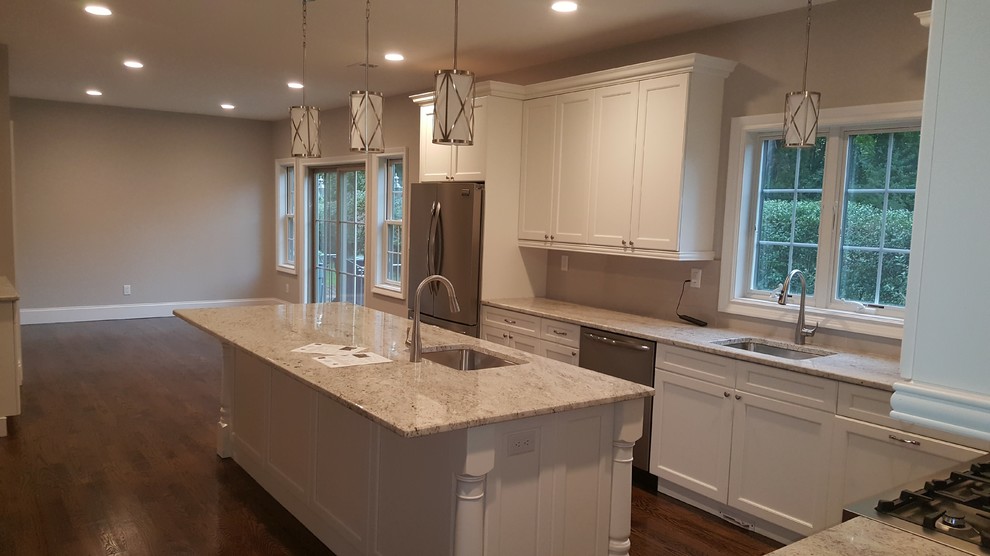 Kitchen - transitional kitchen idea in New York