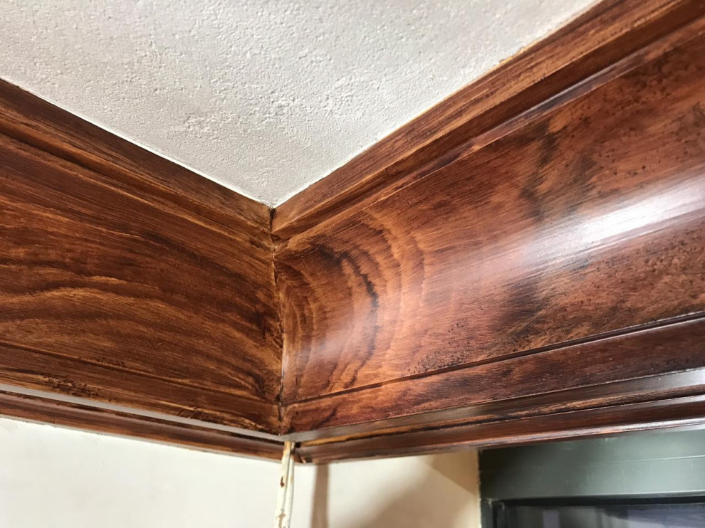 Разделка под орех гипсовых кессонов на потолке.