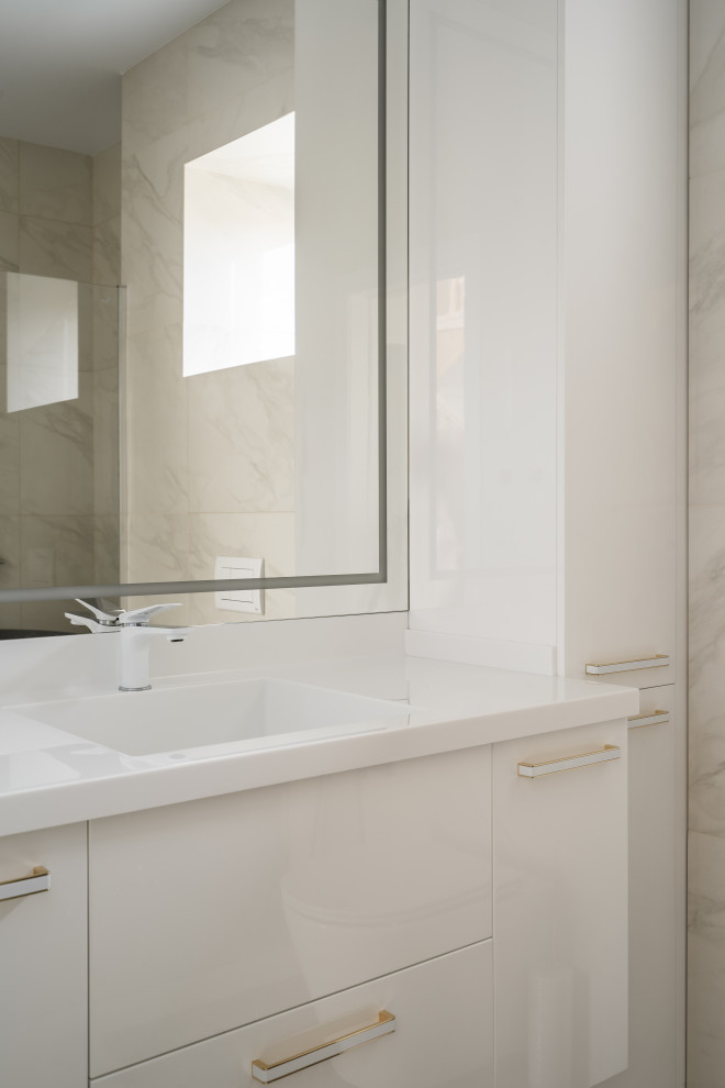 Белый шкаф в ваннную золотые ручки