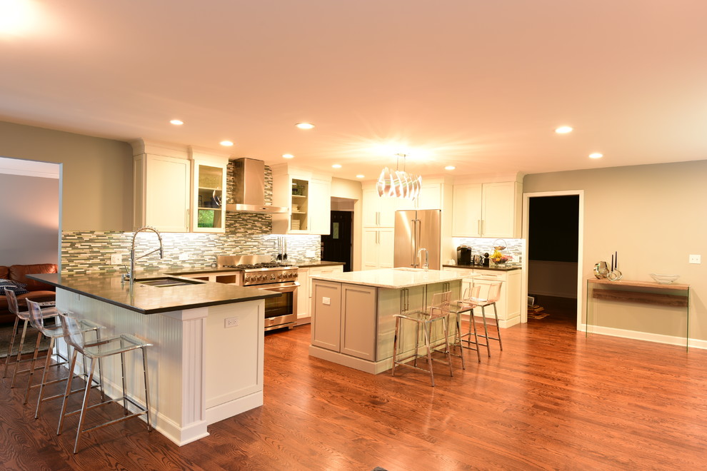 Kitchen - transitional kitchen idea in Chicago