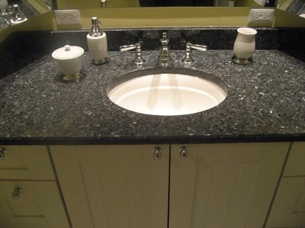 Example of a transitional bathroom design in Chicago