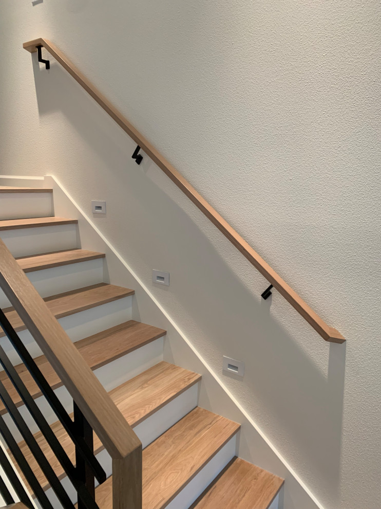 Imagen de escalera en U moderna grande con escalones de madera, contrahuellas de madera pintada y barandilla de varios materiales