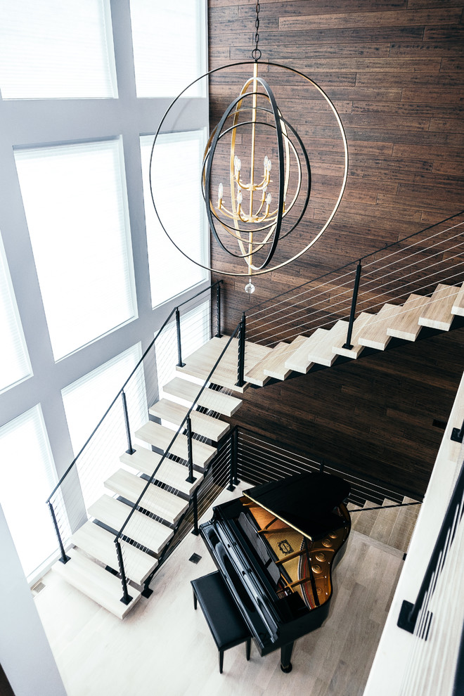 Свежая идея для дизайна: огромная лестница в современном стиле - отличное фото интерьера