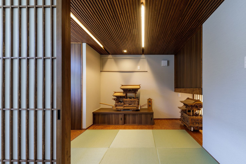 大阪にある高級な小さな和モダンなおしゃれなリビング (茶色い壁、畳、据え置き型テレビ、緑の床、格子天井、壁紙、ベージュの天井) の写真