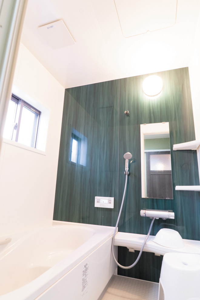 Bild på ett litet skandinaviskt en-suite badrum, med ett badkar i en alkov, våtrum, gröna väggar, beiget golv och dusch med skjutdörr