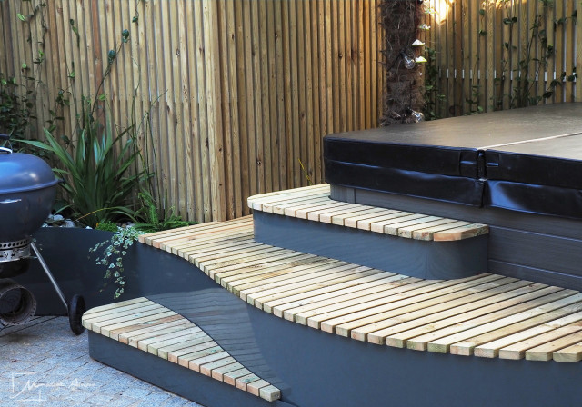 Un patio luxuriant contemporary-pool