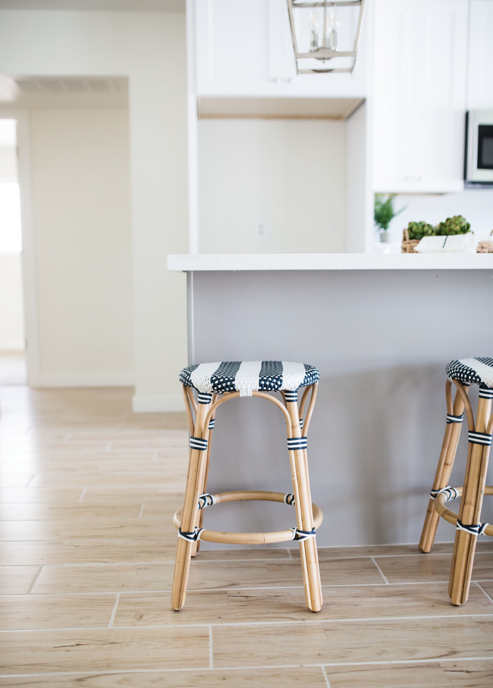 Example of a transitional home design design in Phoenix