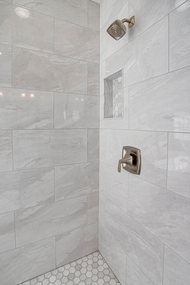 Exempel på ett stort klassiskt en-suite badrum, med luckor med infälld panel, vita skåp, ett fristående badkar, en hörndusch, marmorkakel, gröna väggar, klinkergolv i keramik, ett nedsänkt handfat, bänkskiva i kvarts och dusch med gångjärnsdörr