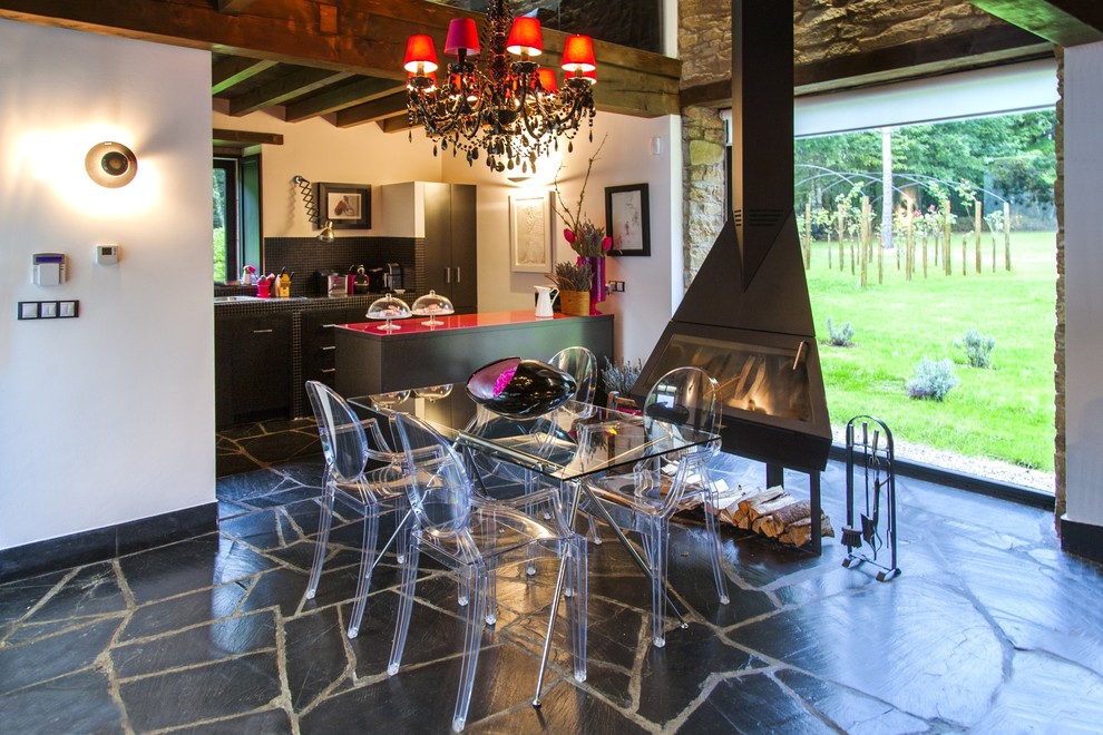 Ejemplo de comedor de cocina contemporáneo grande con estufa de leña