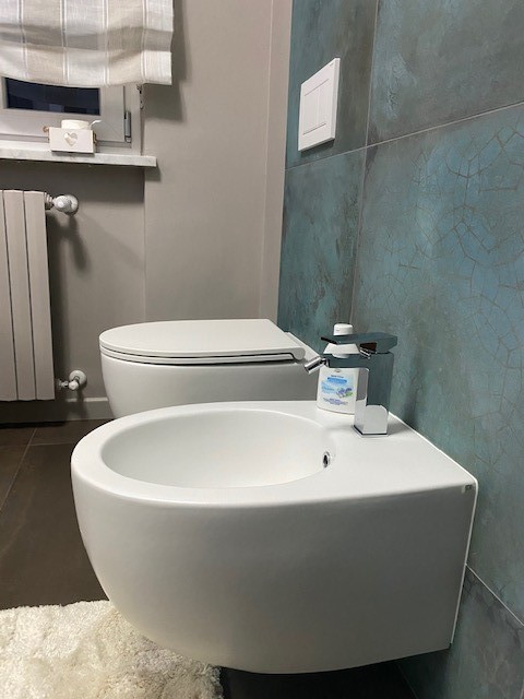La parete dei sanitari nel nuovo bagno di servizio