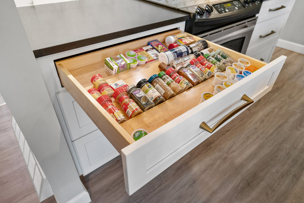 Kitchen - transitional kitchen idea in Boston