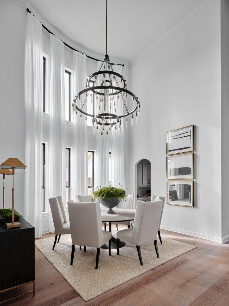 Пример оригинального дизайна: гостиная-столовая среднего размера в стиле неоклассика (современная классика) с белыми стенами, светлым паркетным полом и серым полом