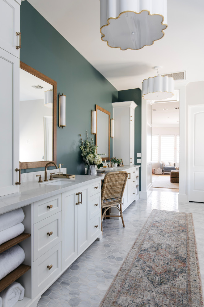 Стильный дизайн: главная ванная комната среднего размера в морском стиле с белыми фасадами, отдельно стоящей ванной, душем в нише, белой плиткой, мраморной плиткой, зелеными стенами, полом из керамогранита, накладной раковиной, мраморной столешницей, разноцветным полом, душем с распашными дверями, белой столешницей, тумбой под две раковины и встроенной тумбой - последний тренд