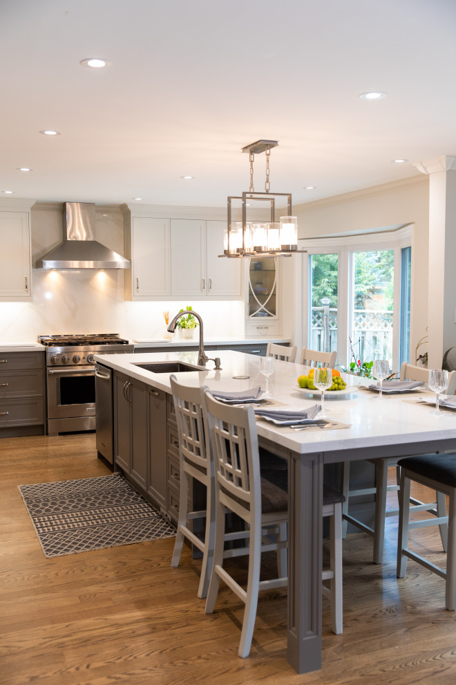 Kitchen - transitional kitchen idea in Toronto