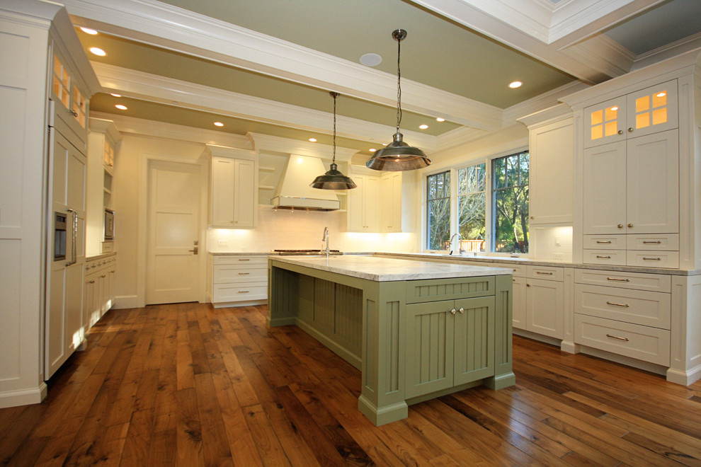 Expansive traditional u-shaped eat-in kitchen in San Francisco.