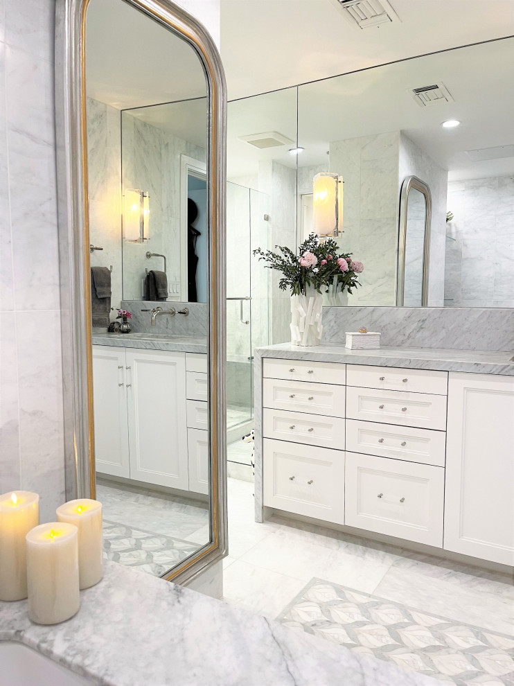 Inspiration för ett litet funkis vit vitt en-suite badrum, med vita skåp, en vägghängd toalettstol, vita väggar, marmorbänkskiva, vitt golv och dusch med gångjärnsdörr