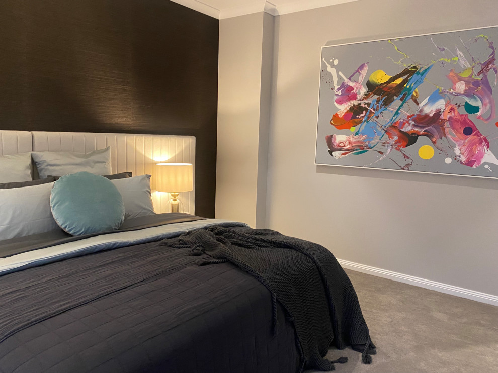 Стильный дизайн: хозяйская спальня среднего размера в современном стиле с разноцветными стенами, ковровым покрытием, серым полом и обоями на стенах - последний тренд