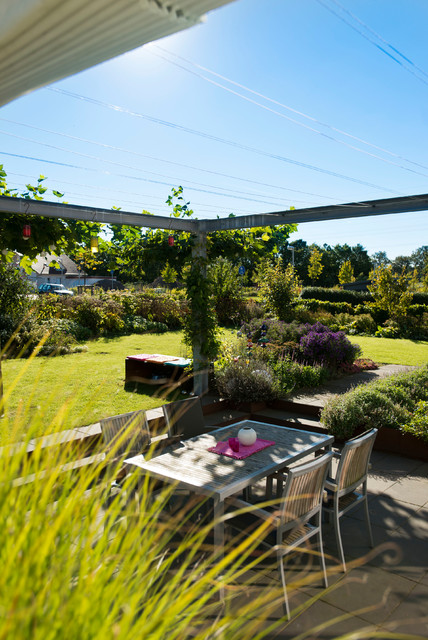 Familienfreundlicher Garten contemporaneo-terraza-y-balcon