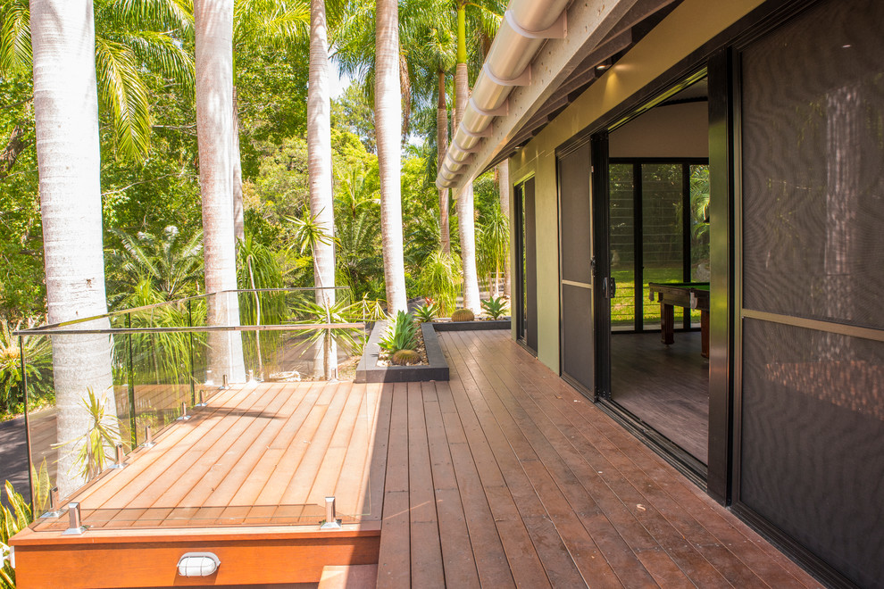 Small tropical deck in Sunshine Coast with an awning.