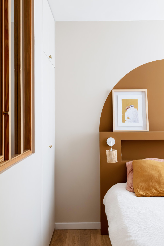 Design ideas for a small scandinavian master bedroom in Paris with brown walls, light hardwood floors and brown floor.