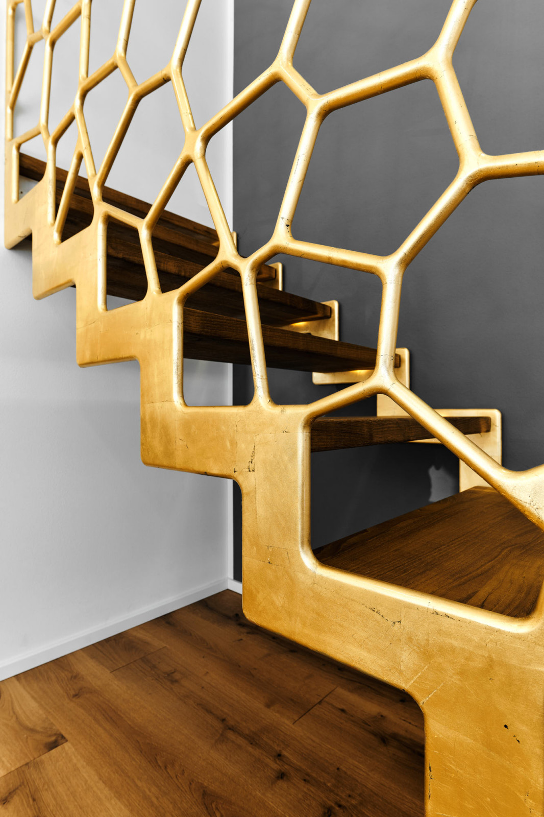 Ограждение лестницы с золотым покрытием