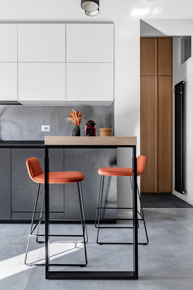 Offene, Mittelgroße Moderne Küche mit Porzellan-Bodenfliesen, grauem Boden und schwarzer Arbeitsplatte in Rom