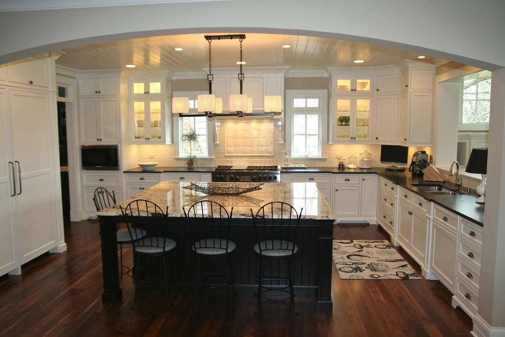 Design ideas for a traditional kitchen in Chicago with granite benchtops.